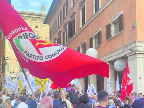 Altro che centrista. Le bandiere di Rifondazione salutano Onorato
