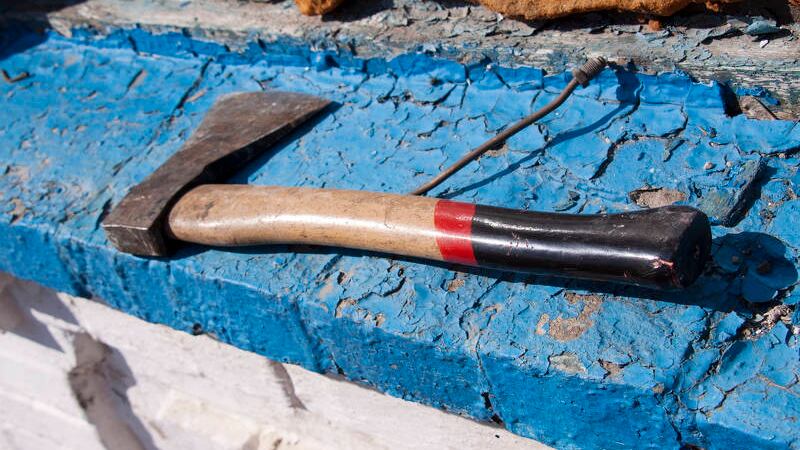 Caserta, aggredisce la moglie e i poliziotti con un’ascia: arrestato 41enne