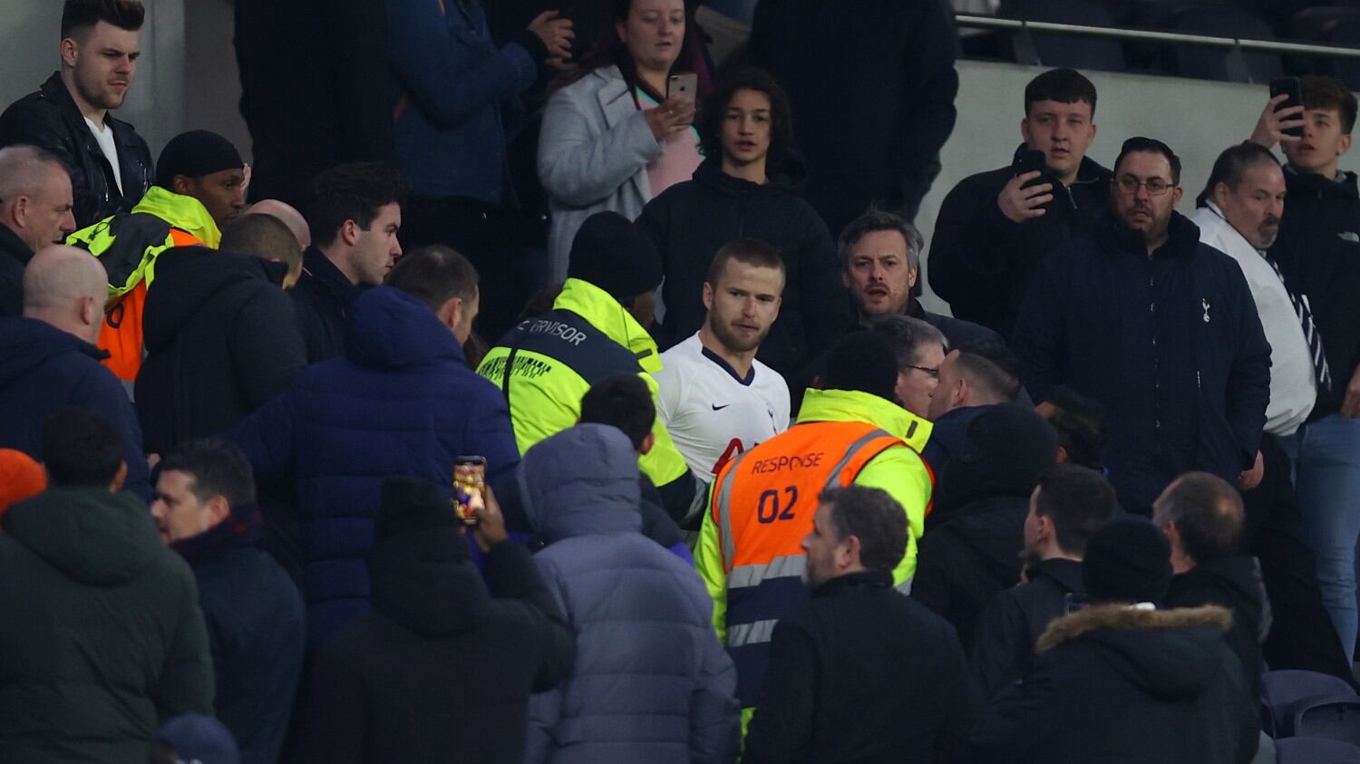 Dier perde la testa e picchia un tifoso del Tottenham. Mourinho: "Lo capisco"
