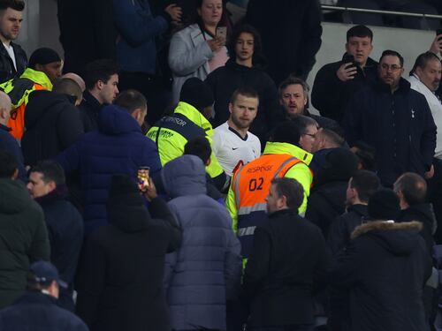 Dier perde la testa e picchia un tifoso del Tottenham. Mourinho: "Lo capisco"