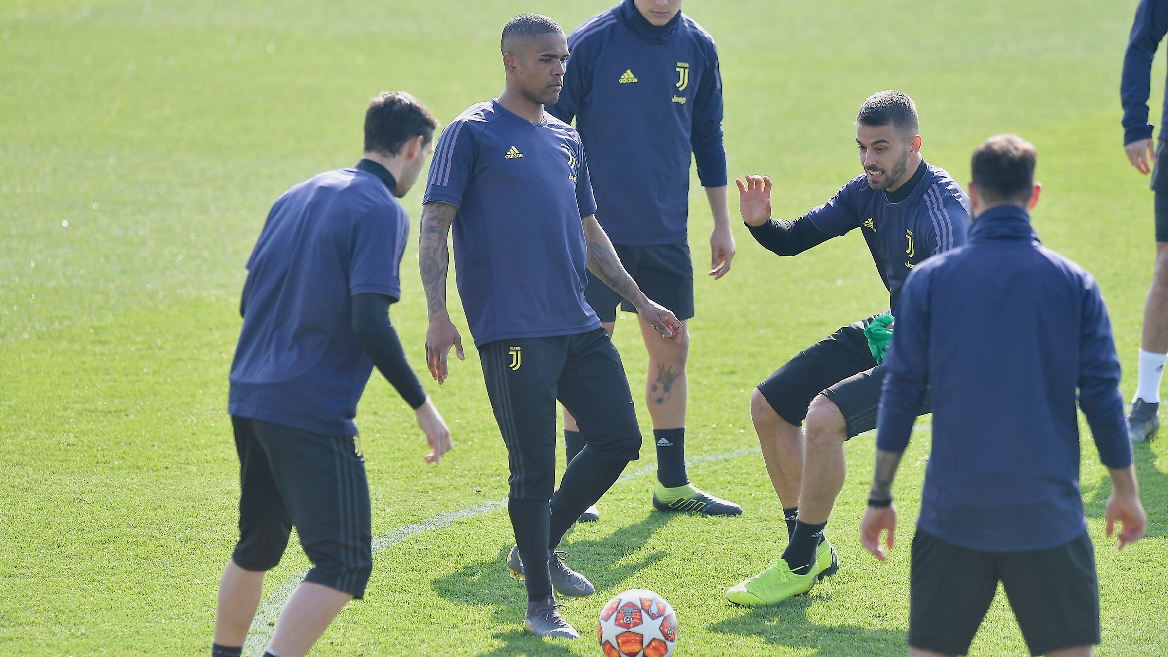 Juve, il Psg vuole Douglas Costa