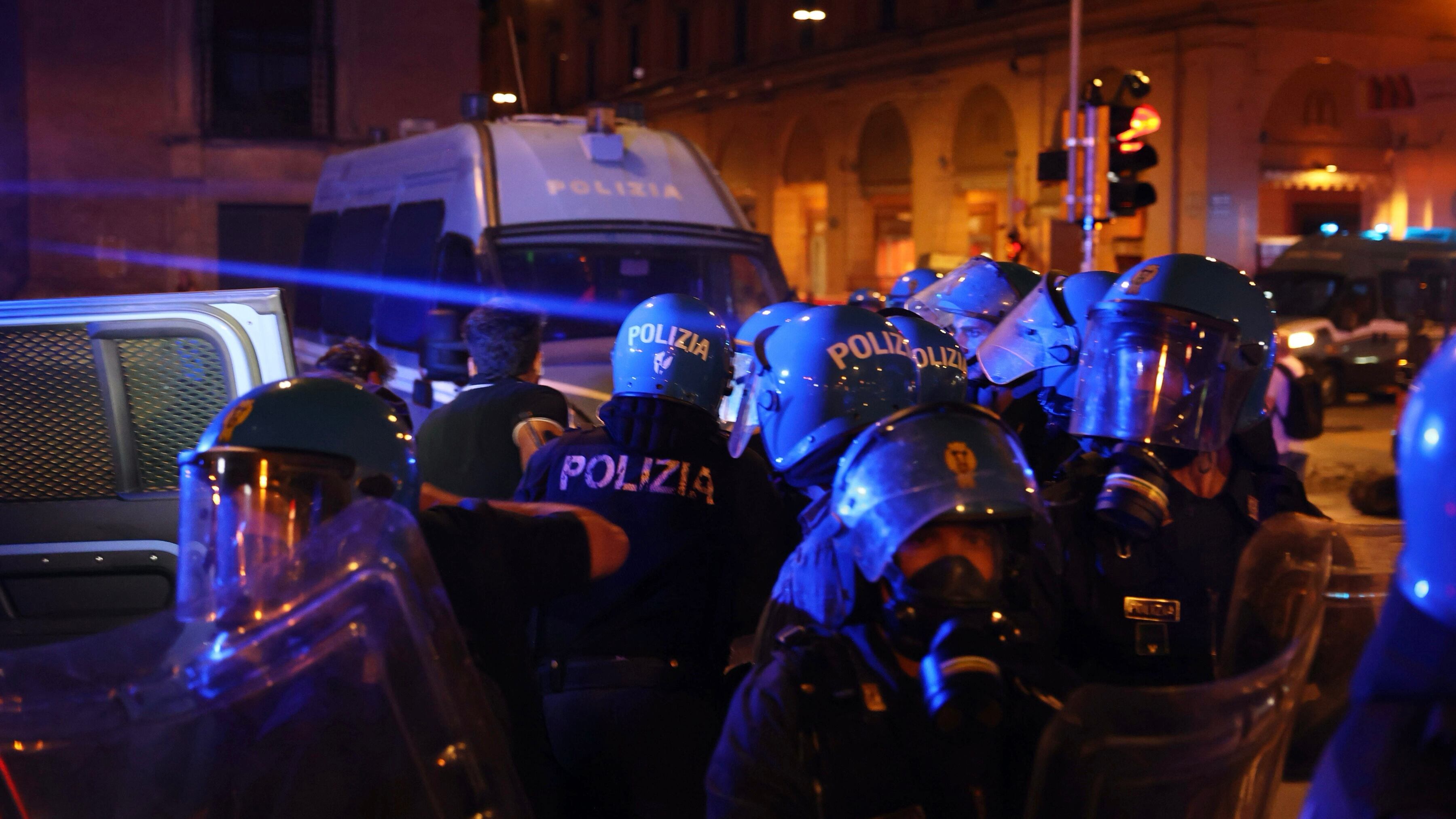 Feriti tra le forze dell’ordine in aumento del 62%: i numeri dietro la violenza antagonista