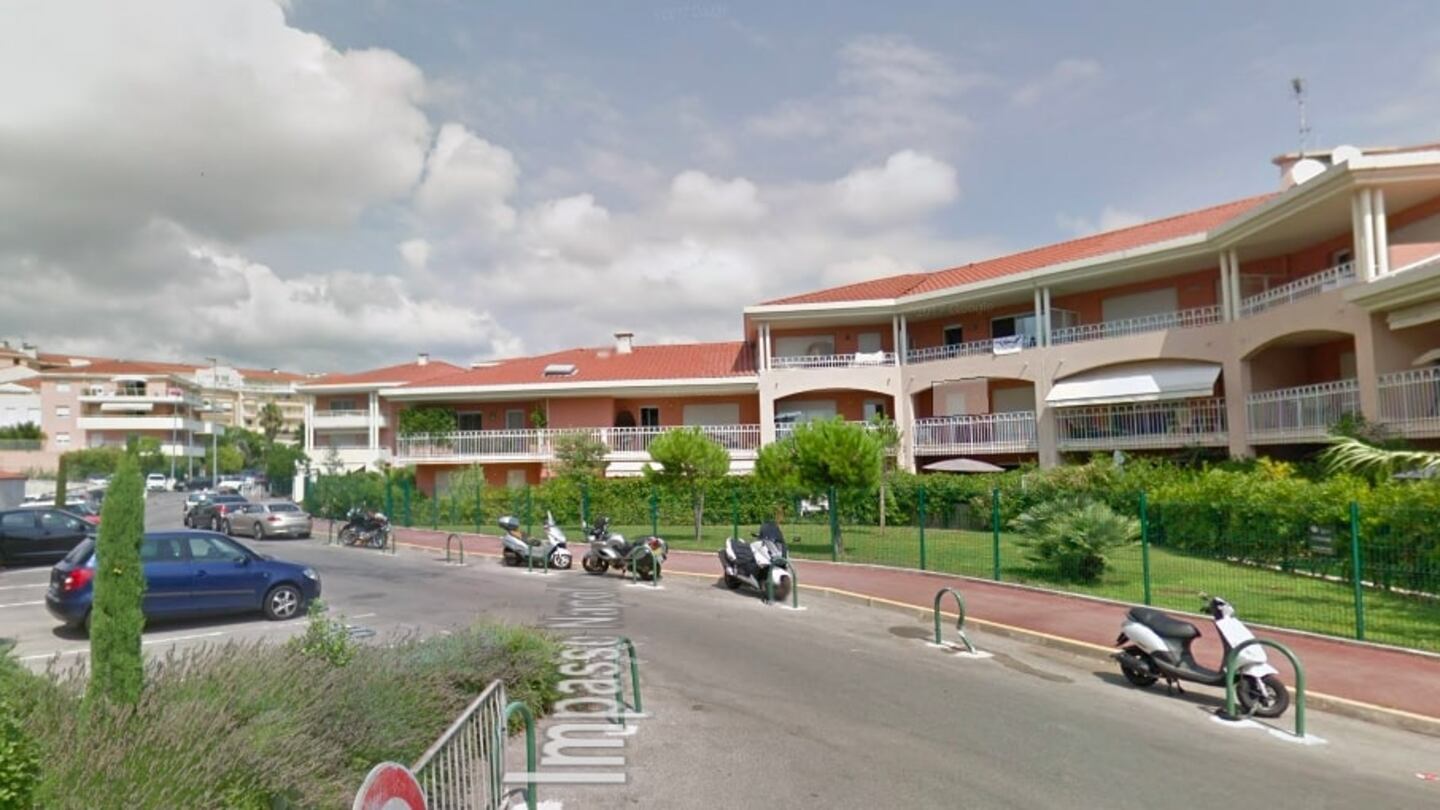 Cade dal balcone facendo sesso: lotta fra la vita e la morte