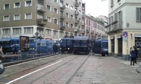Milano in mano ai black bloc 5
