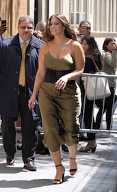Ashley Graham sexy con gli occhiali 7