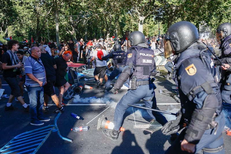 Proteste pro Palestina alla Vuelta, tensioni e cariche: ecco le immagini degli scontri di Madrid 24