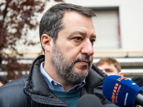 Il gesto di Salvini per ringraziare chi ha fatto arrestare i rapinatori del figlio