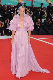 Abiti lunghi e spacchi mozzafiato sul red carpet di Venezia 10