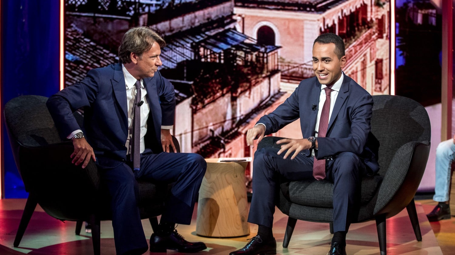 Di Maio: "Il reddito di cittadinanza ai residenti da dieci anni Sarà su tessera sanitaria"