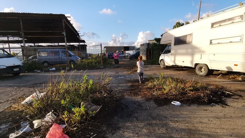 Accampati in un'ex fabbrica i rom sgomberati a Giugliano 4