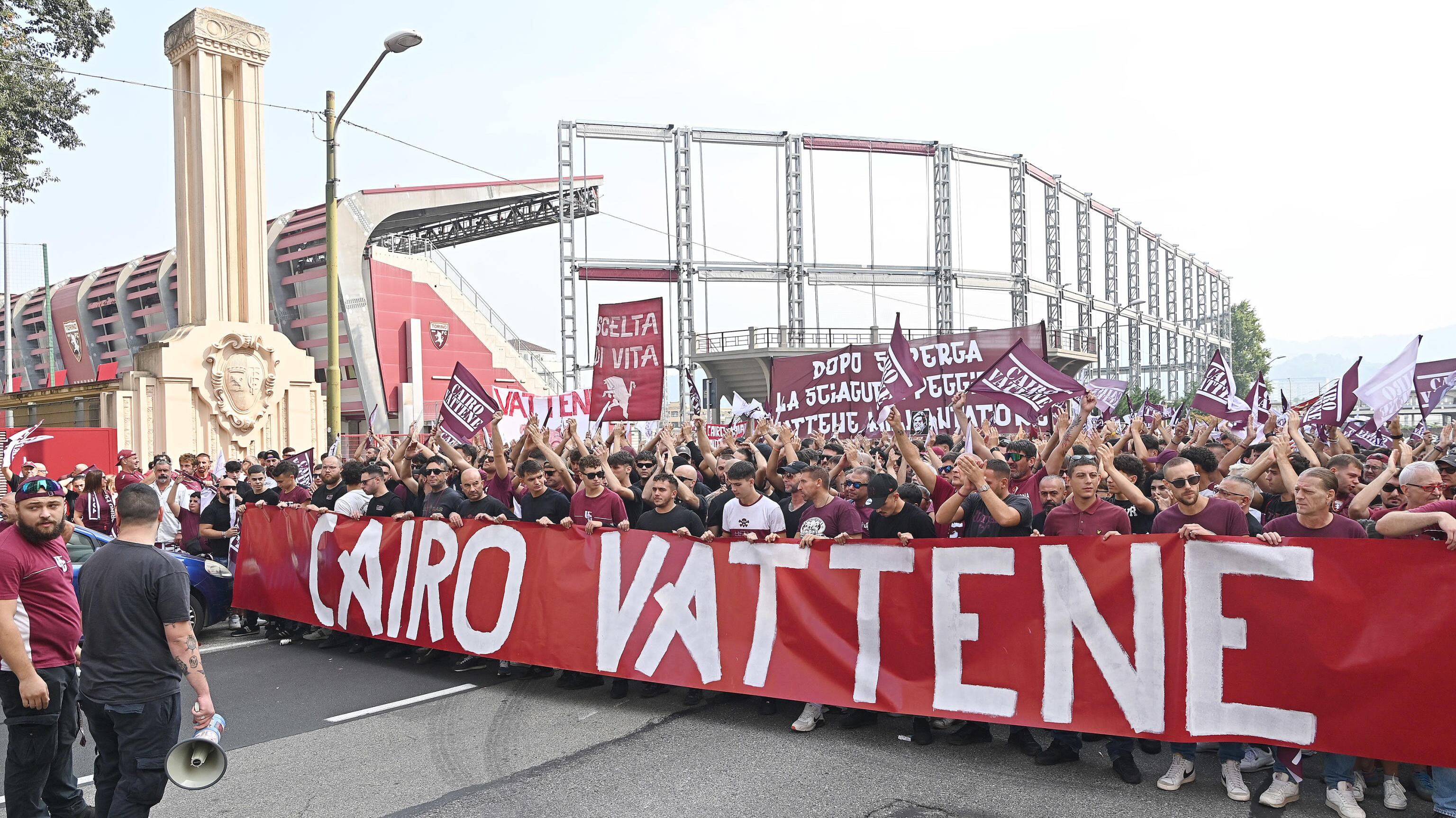 "Cairo Vattene". Tifosi del Torino in corteo, c'è anche Baricco
