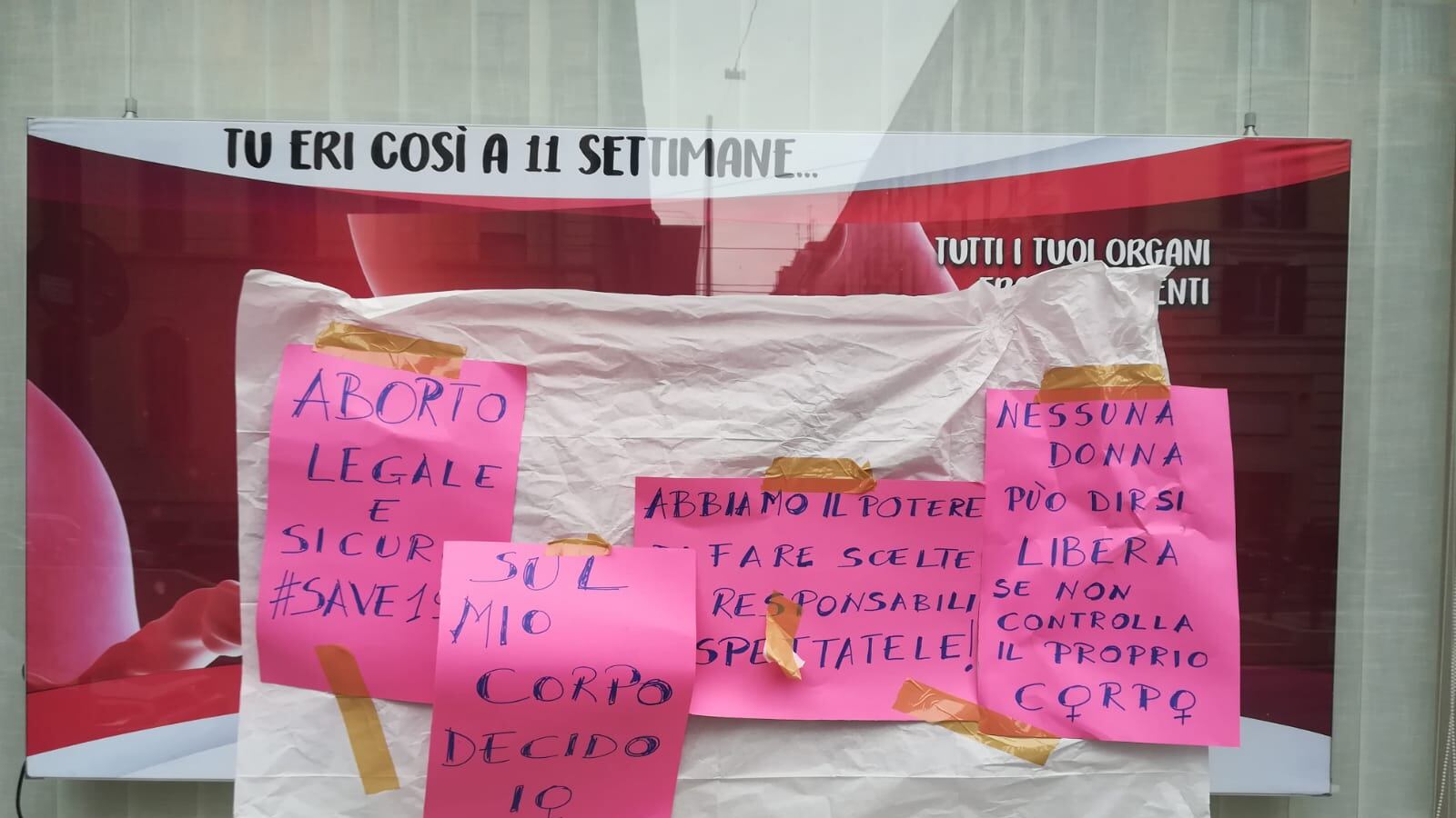 Roma, femministe del Pd "assaltano" la sede dei pro-life