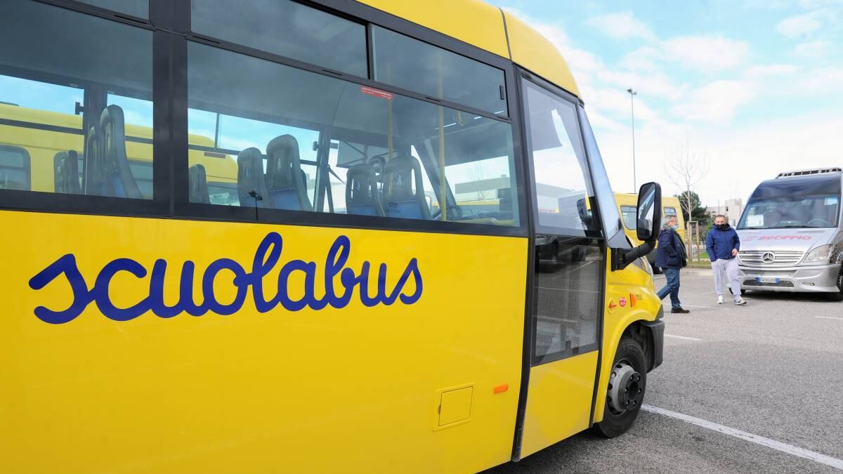 Accompagna i bimbi a scuola e spaccia droga: la "doppia vita" dell'autista