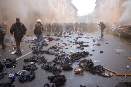 I black bloc si cambiano d'abito e fuggono 9