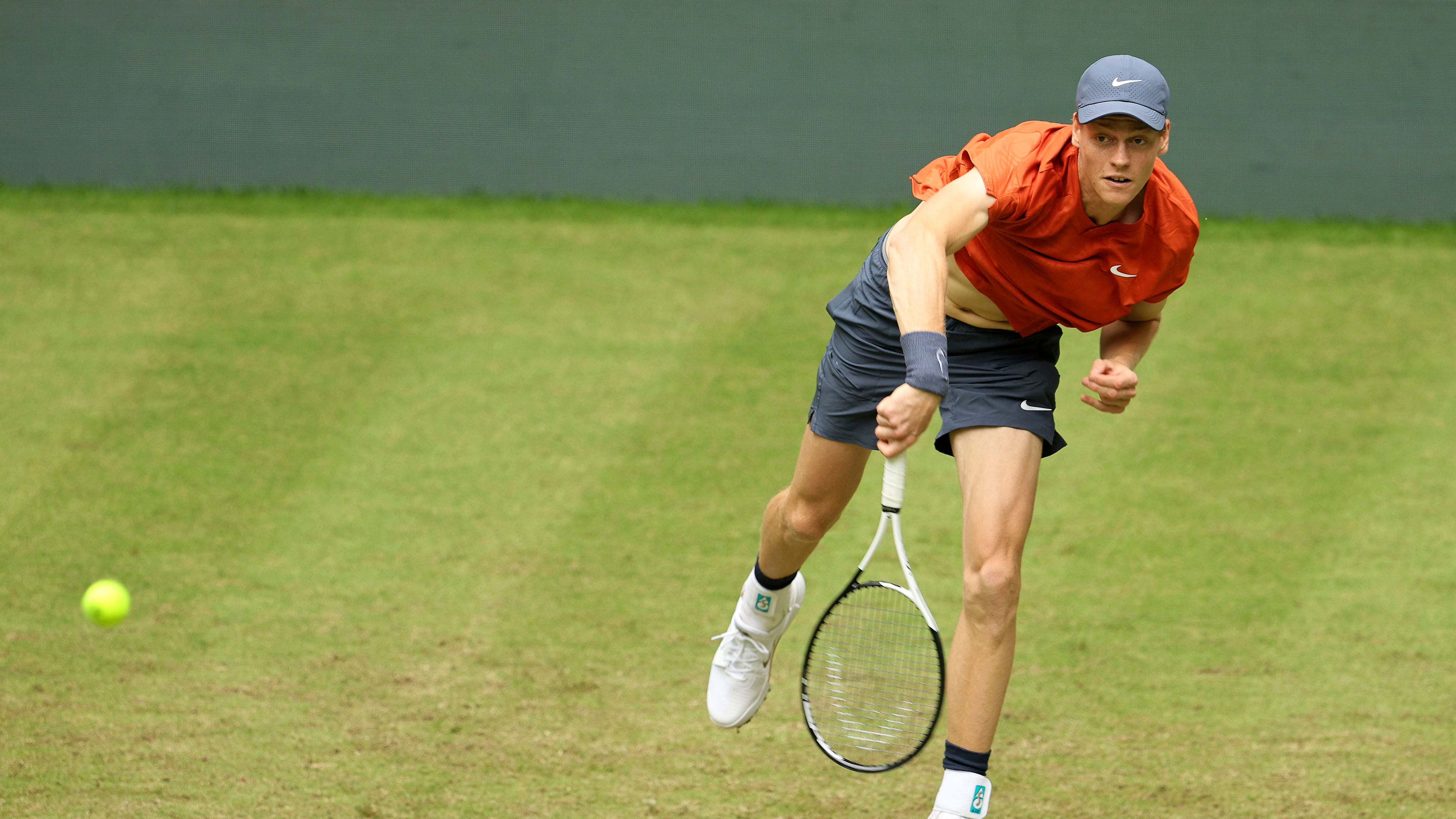 Sinner soffre ma vince, semifinale ad Halle: Struff sconfitto in tre set