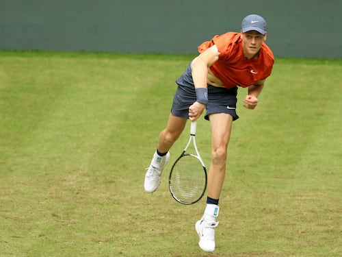 Sinner soffre ma vince, semifinale ad Halle: Struff sconfitto in tre set