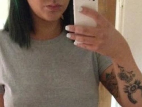 Non indossa il reggiseno a lavoro: cameriera 22enne licenziata