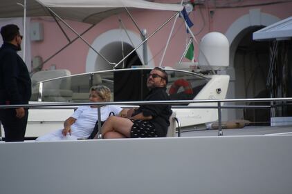 Vacanze in costume Ischia in pieno autunno per Christian De Sica e la moglie 2