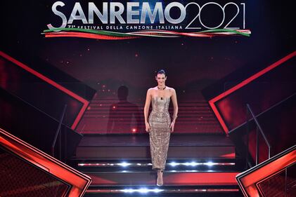 La top model Vittoria Ceretti sul palco di Sanremo 1