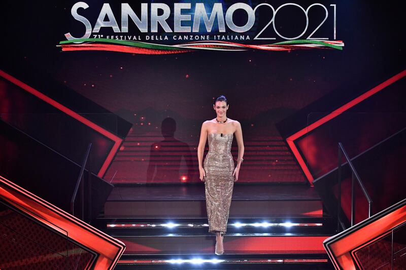 La top model Vittoria Ceretti sul palco di Sanremo 1