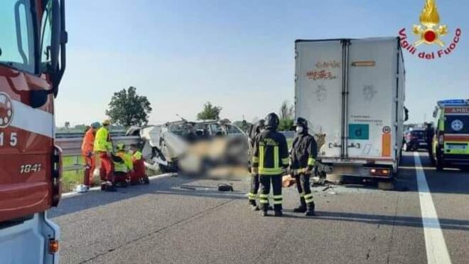 Furgone contro tir sulla A21: 5 morti
