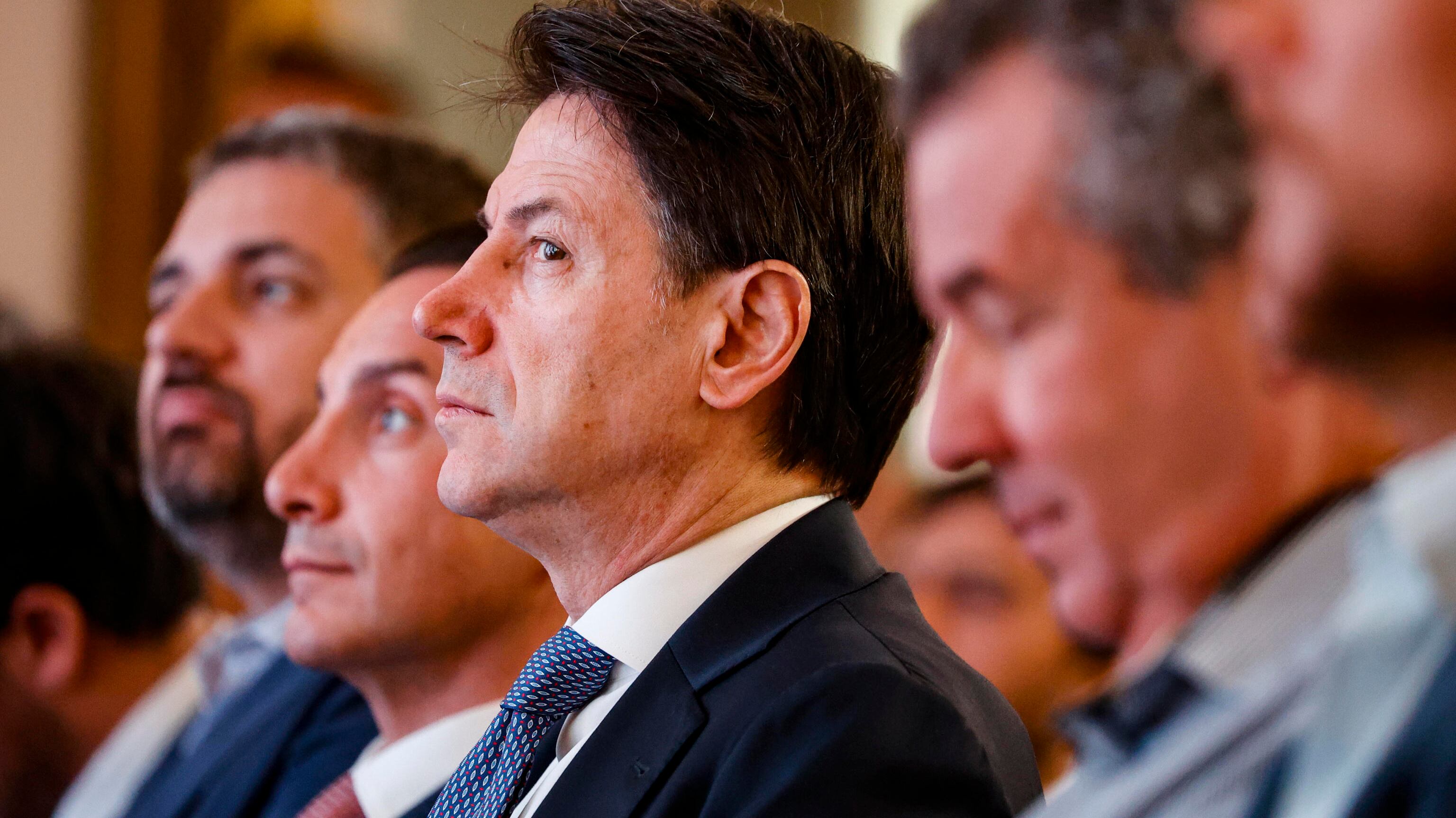 L'ira dei governisti. Processo al capo e appello a Grillo. Scissione in vista
