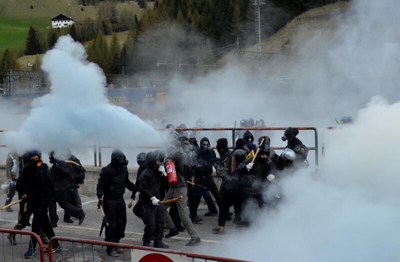 Scontri al Brennero tra black bloc e polizia 10