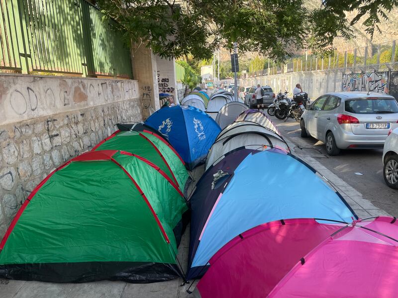 Palermo, i fan di Vasco aspettano davanti lo stadio Renzo Barbera 2