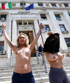 Giornata contro il tabacco: protesta hot davanti al ministero dell Salute 11