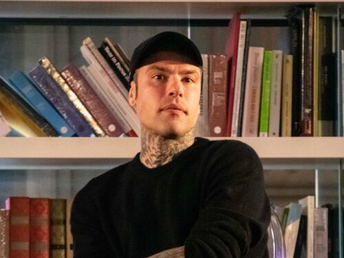 "Sempre con una guardia del corpo". Fedez a Roma tra sicurezza e incontri segreti