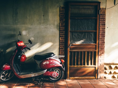 Bici e motocicli nell’androne condominiale: quando è consentito
