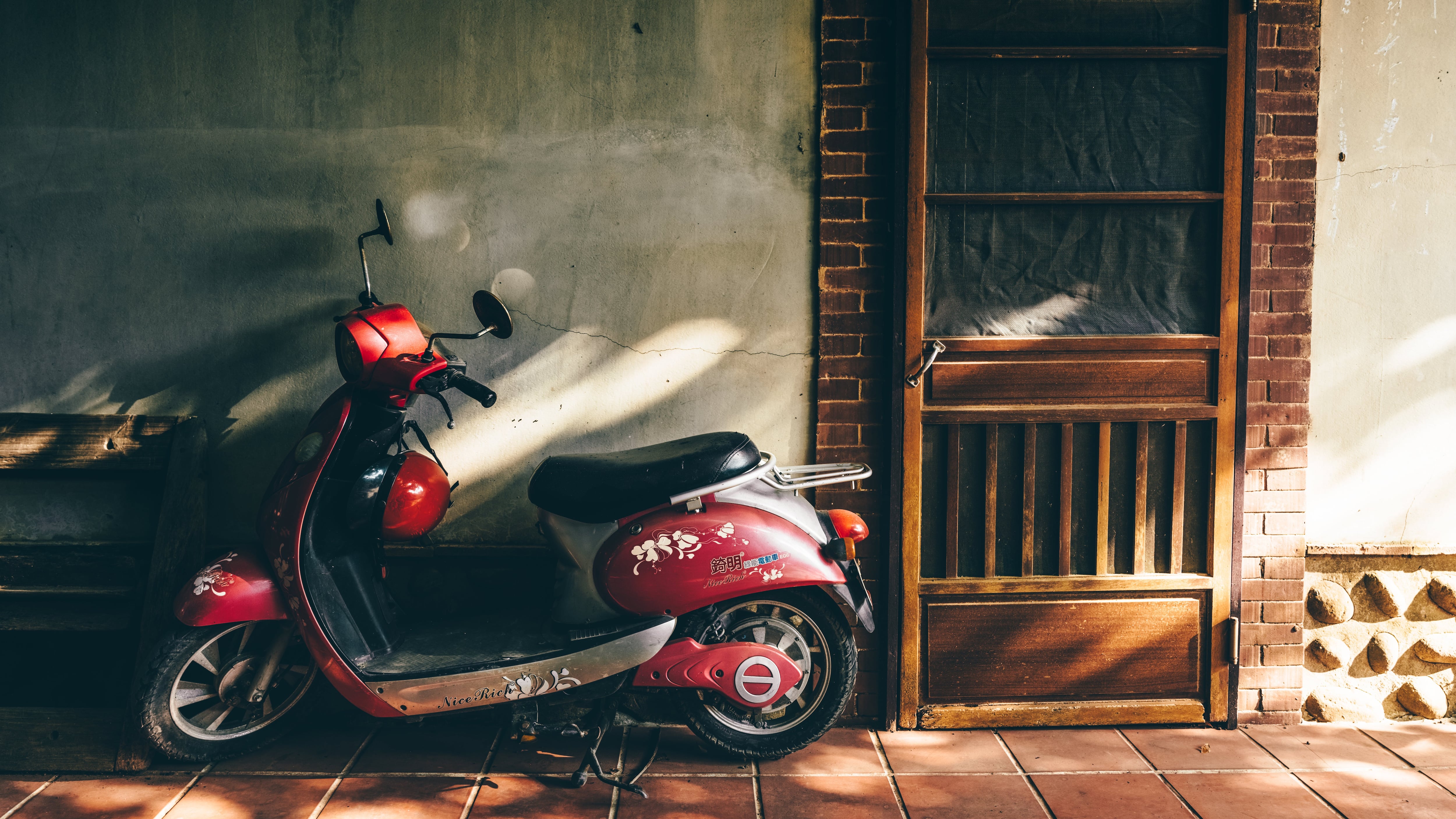 Bici e motocicli nell’androne condominiale: quando è consentito