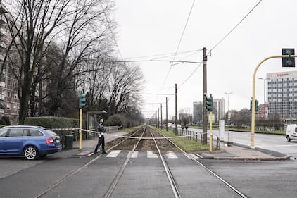 Uomo morto e mutilato sui binari della metro a Milano: le immagini 3