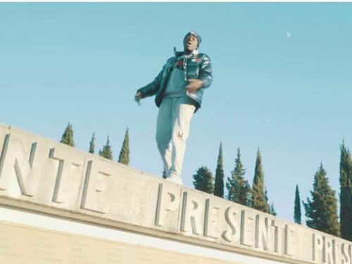 Ballò e cantò sulle tombe dei militari: condannato rapper straniero