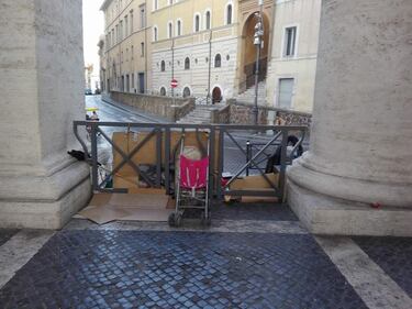 Degrado a San Pietro tra sporcizia, rom e clochard 12