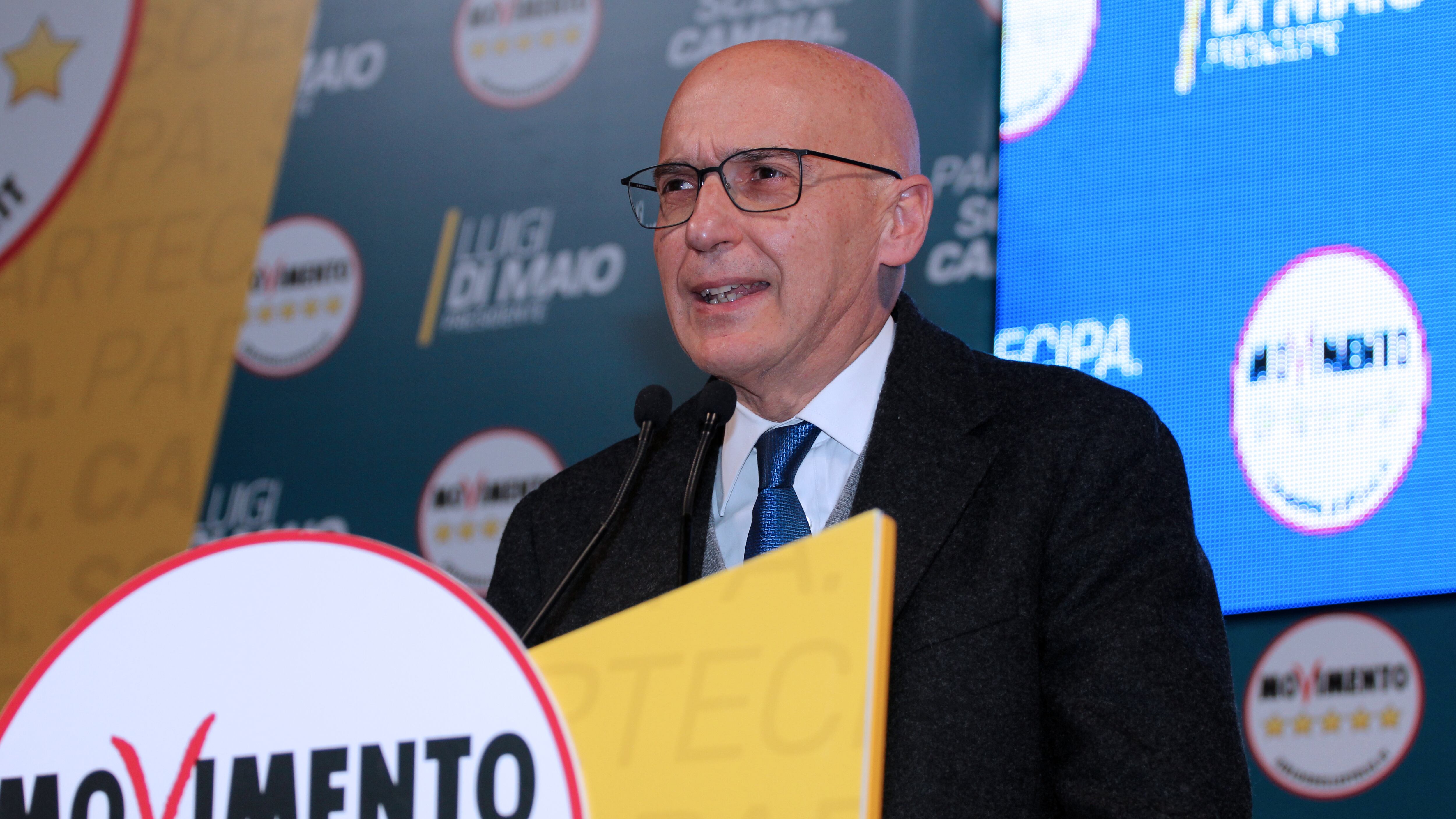 I vaccini fanno male ai 5s: un altro grillino si sfila I medici: "No al rinvio"
