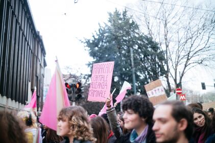 "Generazione meticcia e queer". A Milano sfila il corteo "transfemminista" 32