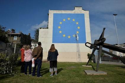 Brexit, spunta un nuovo murales di Banksy nel porto di Dover sulla Manica 4