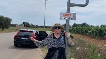 Loredana Bertè fa l'autostop per andare a trovare Al Bano in Puglia