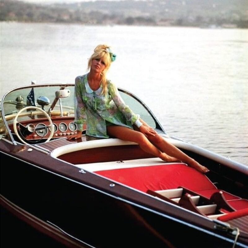 La diva Brigitte Bardot a bordo di un motoscafo Riva