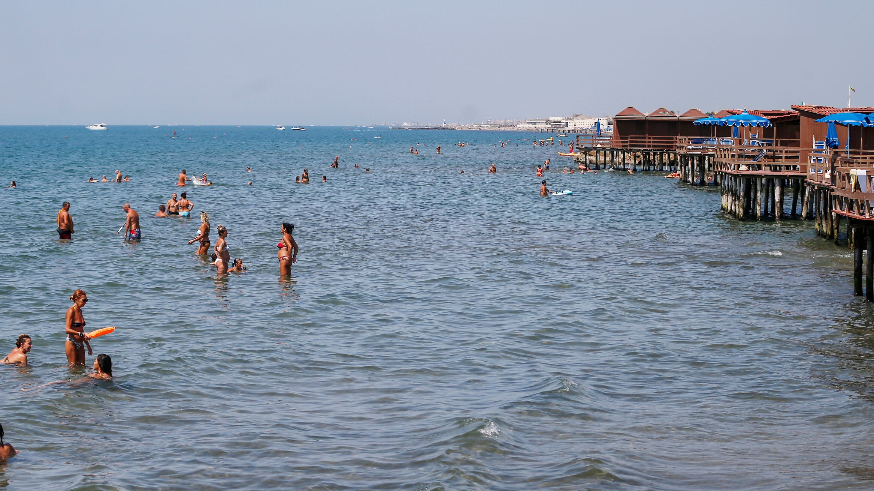 Arrivano i droni col termoscanner per scovare i malati in spiaggia