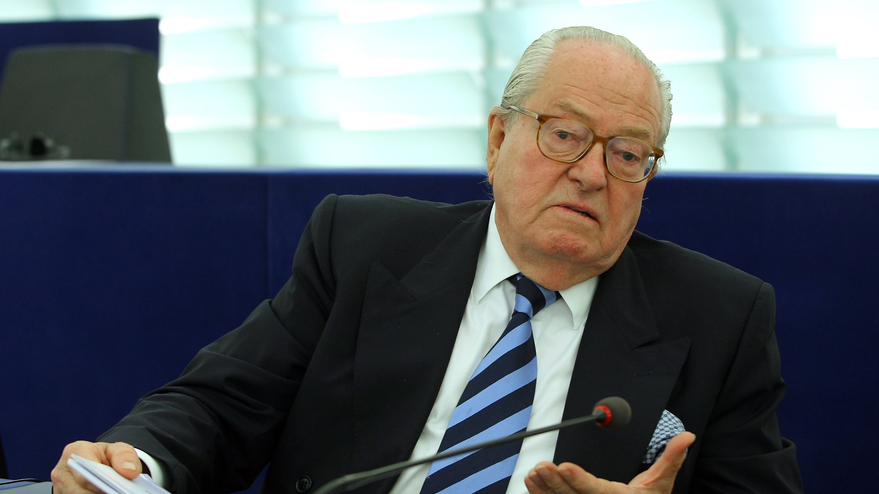L'addio di Le Pen al Parlamento Ue: "I nostri posteri vi malediranno"