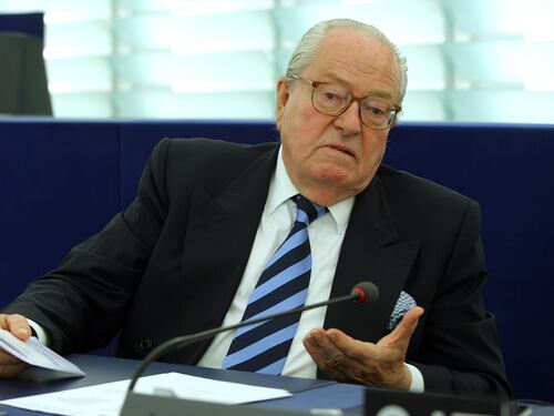 L'addio di Le Pen al Parlamento Ue: "I nostri posteri vi malediranno"