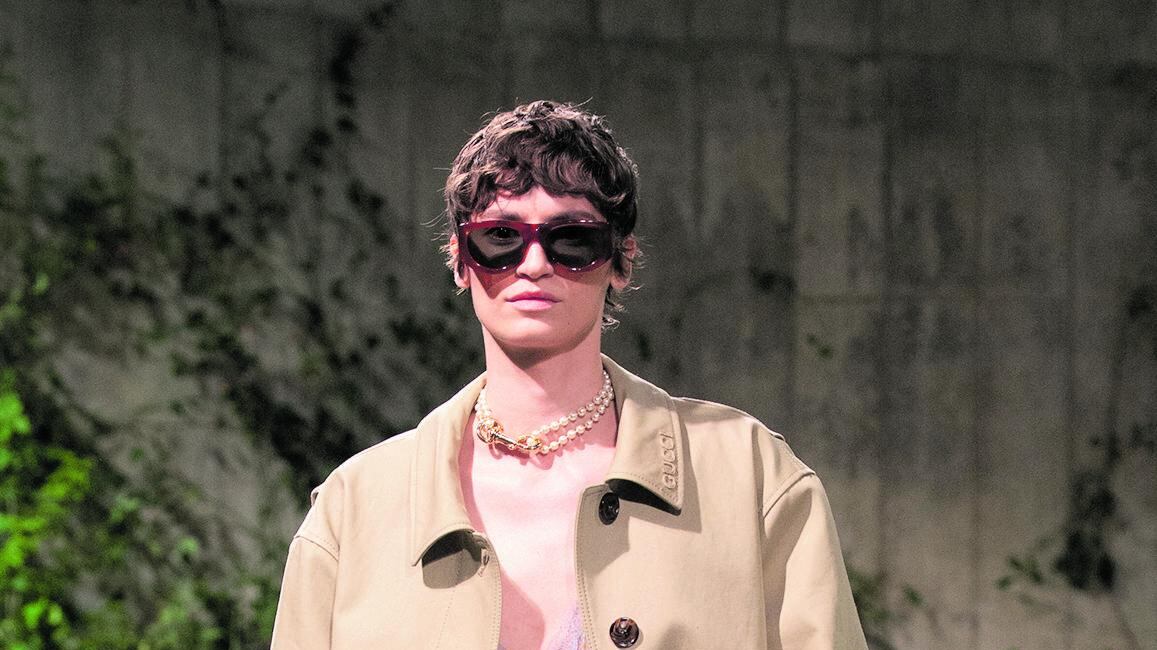 Margherite, morsetti e rosso sangue. Gucci ridisegna la donna dolce e brutale