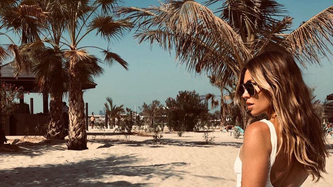 Lady Crouch manda in tilt i follower: gli scatti in spiaggia sono mozzafiato