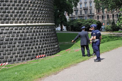 Crollano frammenti della torre: paura al Castello Sforzesco 4
