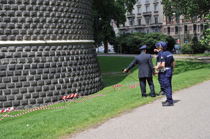 Crollano frammenti della torre: paura al Castello Sforzesco 4