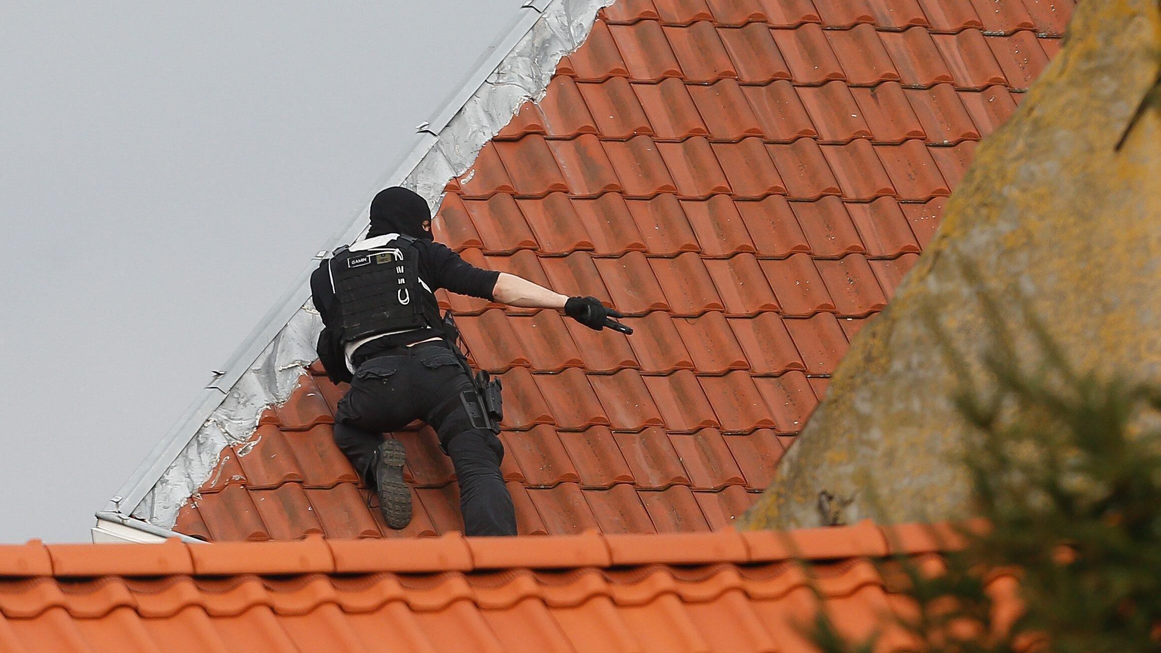 Bruxelles a ferro e fuoco per catturare due terroristi