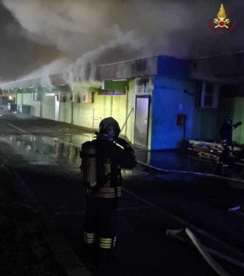 Incendio al centro commerciale a Castel Romano 3