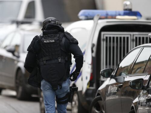 Valls: "Non esclusi attacchi batteriologici". Nuovi blitz in Belgio